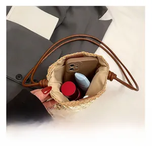 Détail de l'intérieur du sac seau tissé montrant la capacité pour le mobile