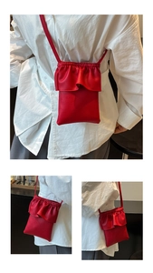 Vues détaillées du mini sac en cuir rouge avec fermeture à cordon et grands volants chic