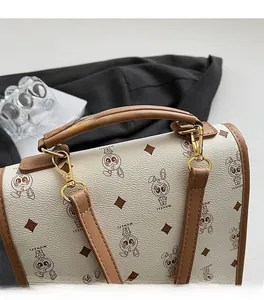 Détail des finitions métalliques dorées et du motif vintage sur le sac à main rétro