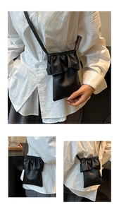Détail d'un mini sac de téléphone noir en cuir grainé avec d'élégants bords volantés