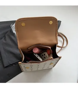 Vue intérieure du sac bandoulière vintage montrant sa grande capacité pour cosmétiques