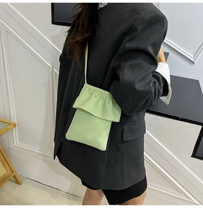 Détails du mini sac à bandoulière vert clair avec cordon de serrage et volants