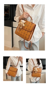Détail d'un sac à dos vintage en cuir marron avec imprimé lapin et pendentif ourson