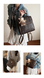 Détail du sac à dos vintage marron imprimé avec fermoir métal et charme ours en peluche