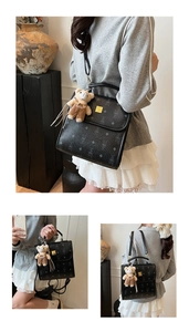 Détail du sac à main noir vintage avec fermoir doré et pendentif ours en peluche mignon