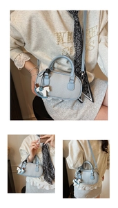 Dettaglio mini borsa a mano in pelle litchi con foulard di seta e ciondolo a pony