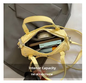 Capacité interne du sac cylindrique jaune matelassé avec maquillage et strass