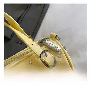 Détail macro du sac jaune pâle matelassé avec ferrures argentées et touches de strass