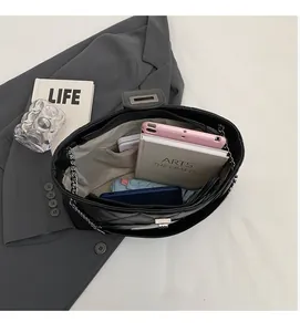 Vue détaillée de l'intérieur spacieux d'un sac cabas noir matelassé avec poches