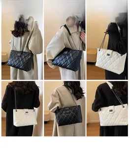 Sac bandoulière matelassé avec chaîne en métal et fermoir rotatif sur mannequin