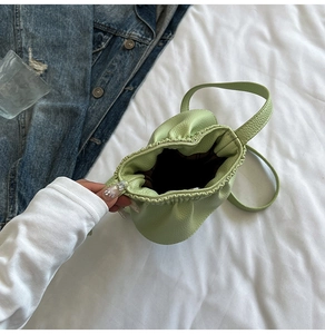 Vue de dessus d'un sac seau vert avocat texture lychee avec cordon et doublure interne
