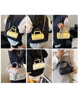 Détails de sacs cylindriques matelassés en plusieurs couleurs portés par des modèles