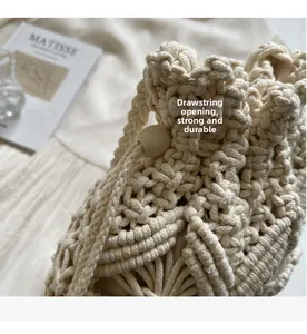 Vue détaillée du sac en macramé crème avec un design de fermeture à cordon coulissant