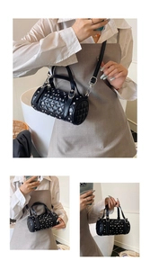 Vue détaillée du sac cylindrique noir avec motif matelassé et clous rivetés argentés