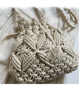 Gros plan sur le tissage macramé et les détails du cordon du sac seau de plage beige