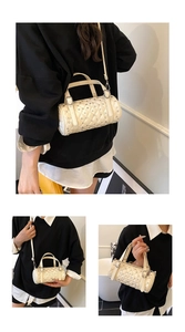 Vue détaillée du sac cylindrique matelassé blanc orné de strass étincelants