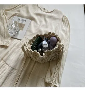 Intérieur spacieux du sac seau en corde de coton crème avec objets du quotidien