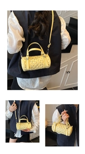 Détail du sac cylindre jaune matelassé avec cristaux et bandoulière réglable
