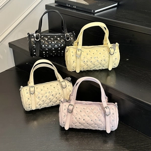 Sacs cylindriques matelassés avec rivets en cuir noir, jaune, blanc et rose tendance