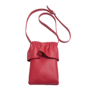 Mini sac à bandoulière rouge en cuir grainé avec décoration à volants élégante