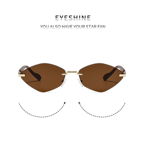 Détail de lunettes de soleil sans monture à verres bruns et pont en métal doré