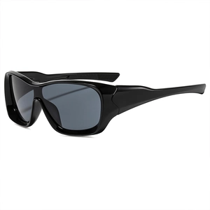 Lunettes de soleil de sport enveloppantes avec monture noire et verres gris