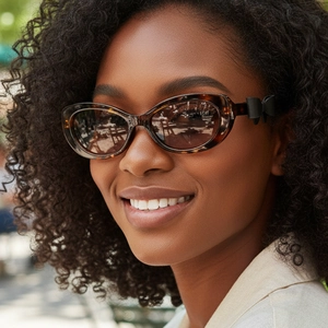 Lunettes de soleil œil de chat rétro Y2K avec monture écaille et nœud noir décoratif