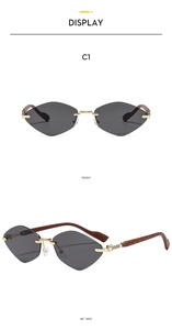 Détail de lunettes de soleil hexagone sans monture grise avec branches en bois élégant