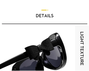 Détail de lunettes de soleil noires avec un nœud 3D sur la branche légère et mate