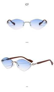 Détail de lunettes de soleil sans monture dégradé bleu avec branches en bois