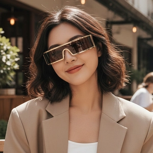 Futuristische Oversize-Rechteck-Sonnenbrille mit goldenem Metallrahmen für den Streetstyle