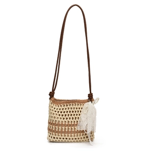 Sac à bandoulière en paille avec lanière en cuir brun et pendentif en dentelle et perles