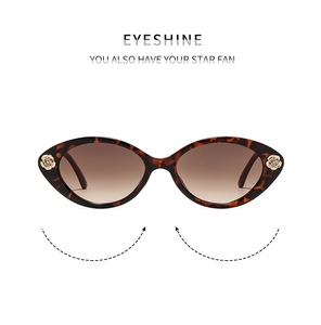 Vue détaillée de l'ornement en métal rose dorée sur les lunettes de soleil vintage œil-de-chat