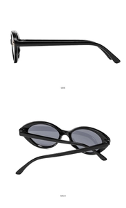 Vue détaillée du côté et de l'arrière de lunettes de soleil ovales noires avec logo doré