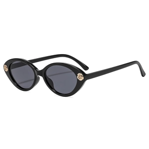 Lunettes de soleil œil de chat vintage avec monture noire et détails de rose dorée