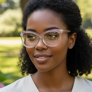 Schicke Cat-Eye-Brille in Transparent mit rosa Zierstreifen für modische Damen
