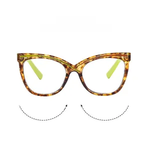 Detail der Cateye-Brillenfassung in Schildpatt-Optik mit neon-grünen Akzentstreifen
