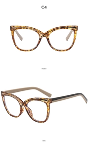 Detailansicht der Cat-Eye-Brille in Schildpatt-Optik mit Metallscharnieren vorne und seitlich