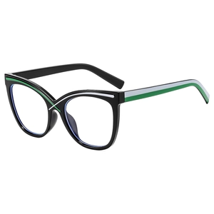 Klassische schwarze Cat-Eye-Brille gegen Blaulicht mit grün-weiß gestreiften Bügeln