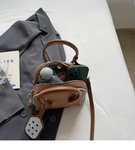 Vista interior del mini bolso bowling que muestra espacio para móvil y paraguas pequeño