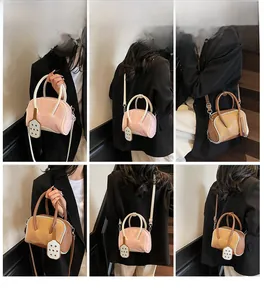 Bolsos bowling en rosa y marrón mostrados en diversos estilos de uso y conjuntos
