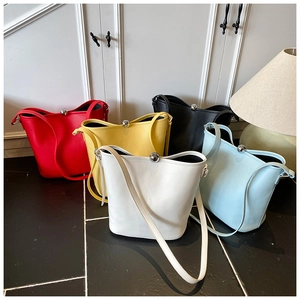 Sac seau en cuir grainé avec fermoir boule argentée disponible en cinq coloris variés