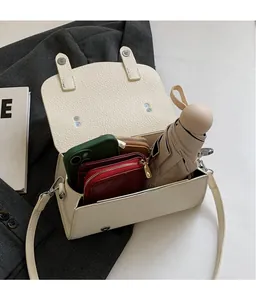 Interno spazioso della borsa in pelle beige con spazio per gli oggetti essenziali
