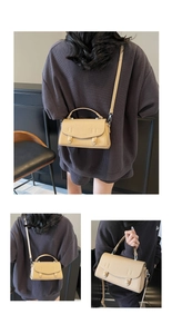 Dettaglio della borsa beige con trama litchi, finiture argentate e tracolla regolabile