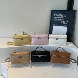 Quilted fashion handbag in six colors with top handle and detachable shoulder strap
