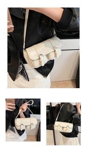 Détail du sac bandoulière en similicuir blanc crème avec doubles boucles et poches