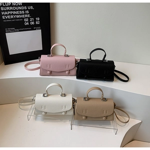Dettaglio di mini borse di lusso in rosa, nero, bianco e kaki in pelle a grana litchi