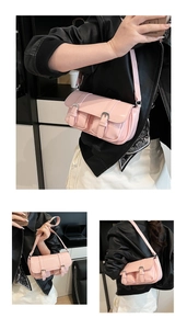 Détail du sac à bandoulière rose brillant avec deux poches à boucle et boucles argentées