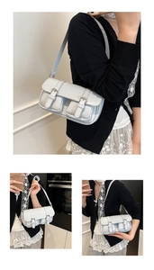 Détails du sac messager bleu clair avec boucles de poches et finition synthétique brillante