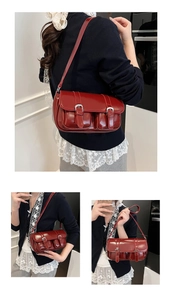 Détails du sac messager en cuir verni rouge avec boucles métalliques et multiples poches